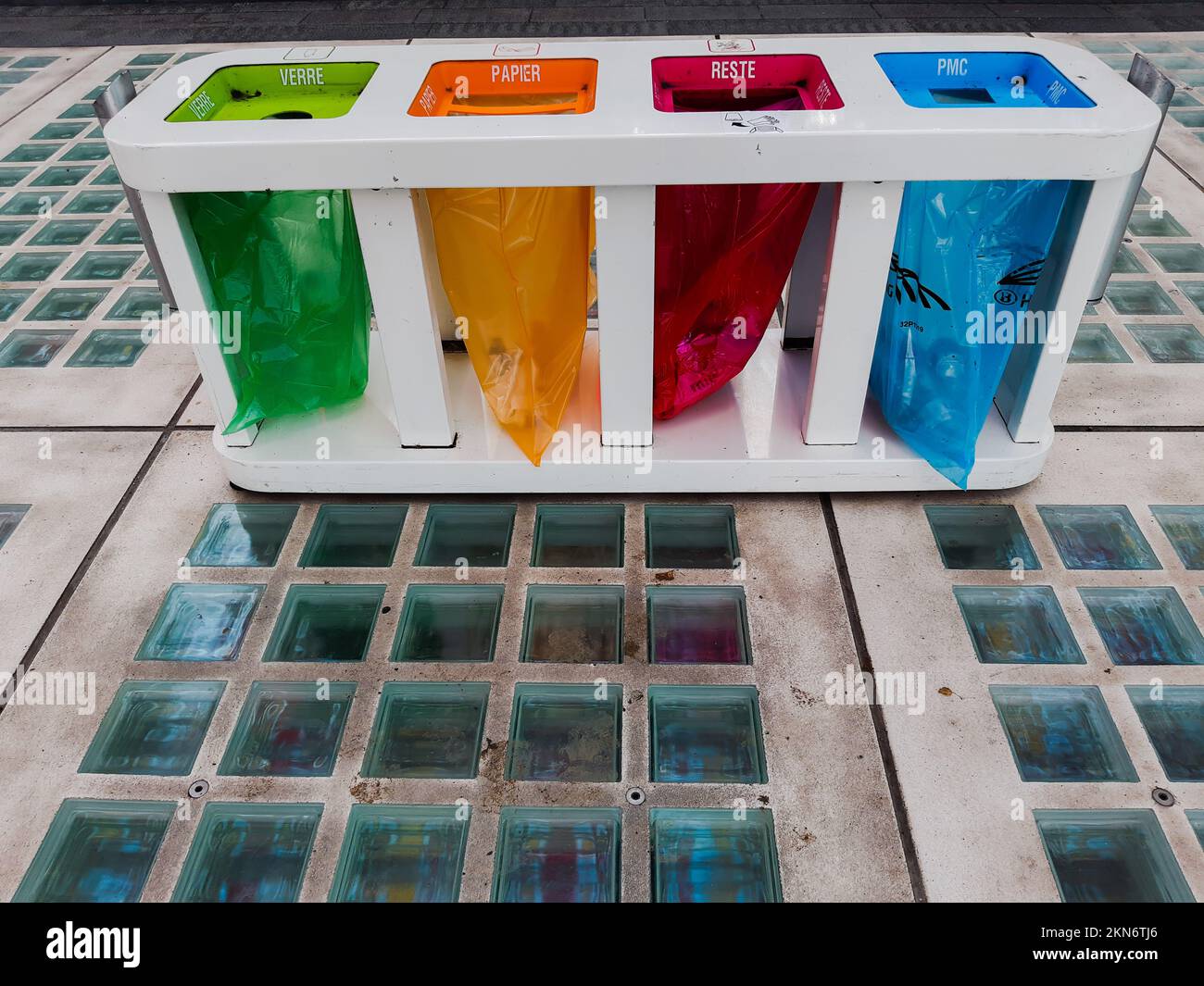 Recycling am Hauptbahnhof in Brüssel Stock Photo