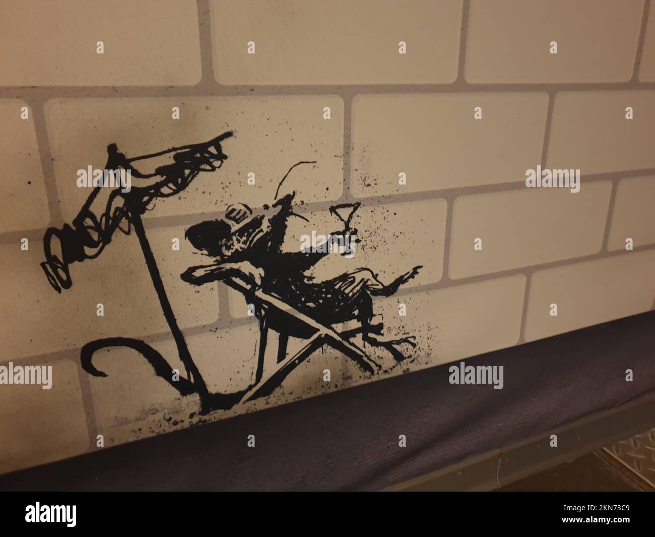 Banksy rat stencil hi-res stock photography and images - Alamy Banksy rat stencil hi-res stock photography and images - Alamy