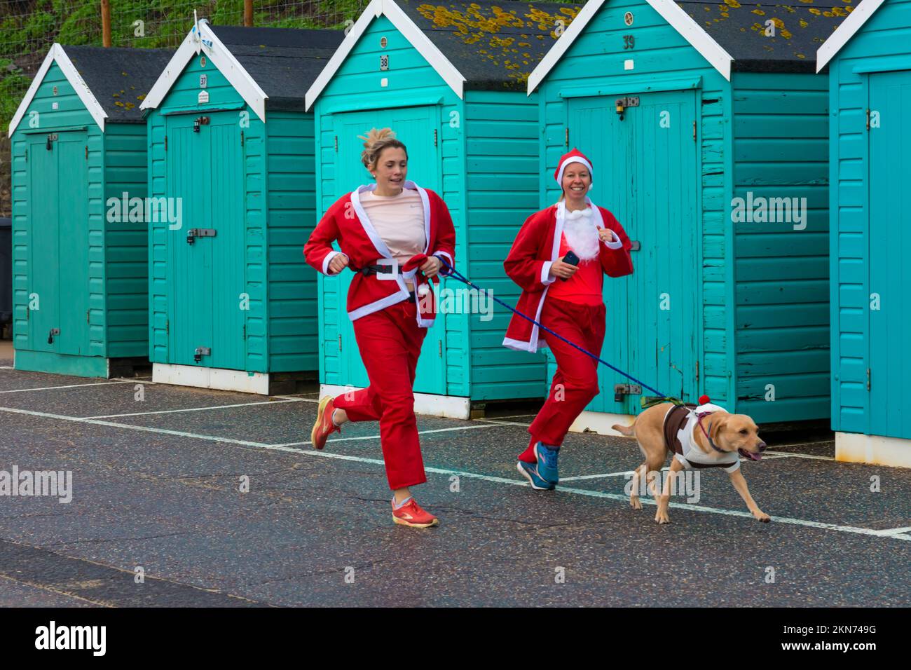 Bournemouth, Dorset UK. 27th November 2022. Supporters of Julias House, a local childrens hospice charity, dress in their Santa suits to run, or walk, the 5km Santa Dash from Bournemouth Pier along the seafront at Bournemouth, raising funds for the charity. Credit: Carolyn Jenkins/Alamy Live News Stock Photo