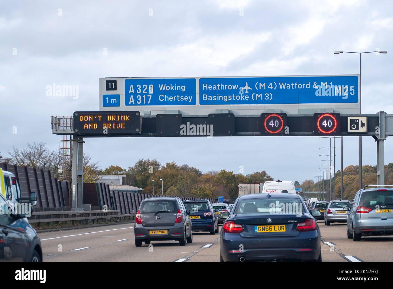 Chertsey, Surrey, UK. 26th November, 2022. Congestion on the M25 ...