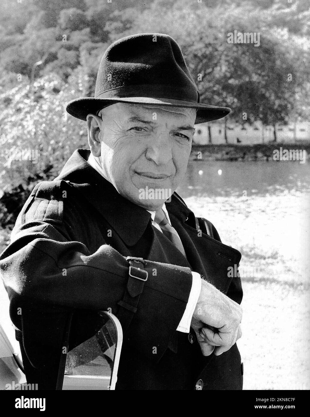 TELLY SAVALAS in KOJAK (1973), directed by JEANNOT SZWARC and RUSS MAYBERRY. Credit: UNIVERSAL TV / Album Stock Photo