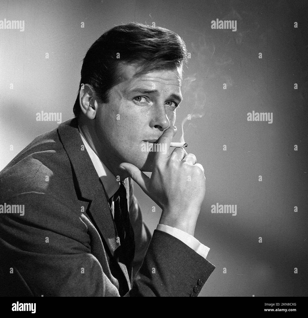 ROGER MOORE in THE SAINT (1962), directed by ROY WARD BAKER and LESLIE NORMAN. Credit: ITC/BARMORE/NEW WORLD PROD. / Album Stock Photo