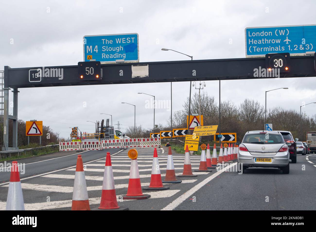 heathrow-uk-26th-november-2022-traffic-queueing-on-the-m25-at