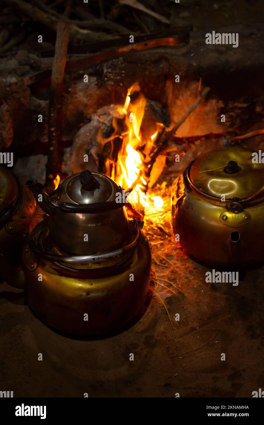 https://c8.alamy.com/comp/2KNAMHA/few-teapots-with-bedouin-tea-kettle-on-campfire-at-night-jordan-wadi-rum-2KNAMHA.jpg