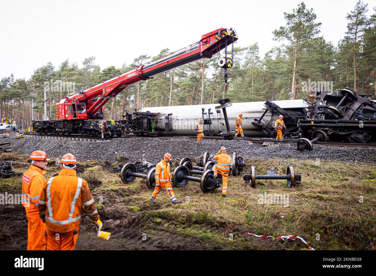 Leiferde, Germany. 27th Nov, 2022. Employees of Deutsche Bahn work at the scene of the incident. Two freight trains collided in the district of Gifhorn on November 16, 2022. Credit: Moritz Frankenberg/dpa/Alamy Live News Stock Photo