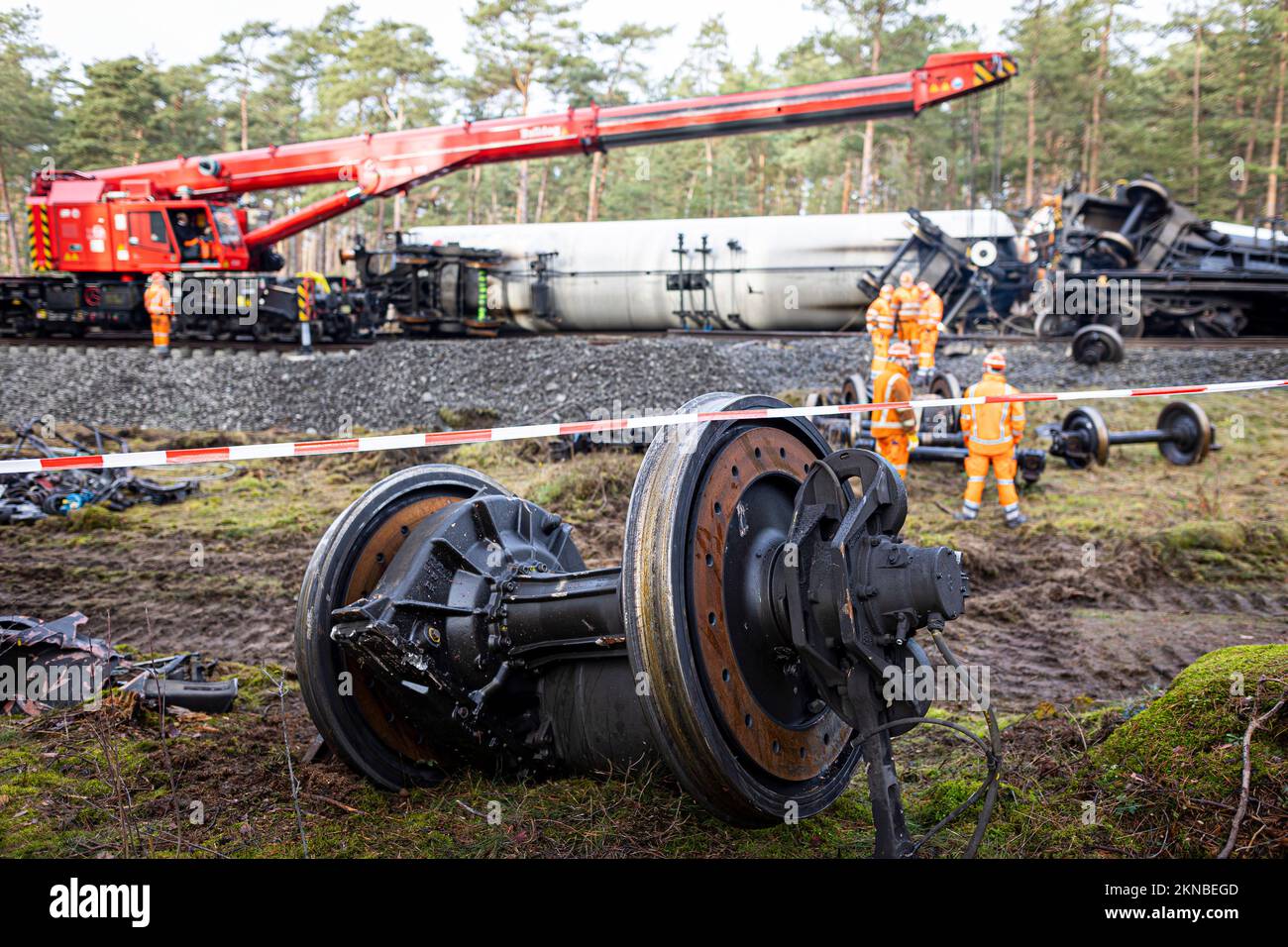 Leiferde, Germany. 27th Nov, 2022. Employees of Deutsche Bahn work at the scene of the incident. Two freight trains collided in the district of Gifhorn on November 16, 2022. Credit: Moritz Frankenberg/dpa/Alamy Live News Stock Photo