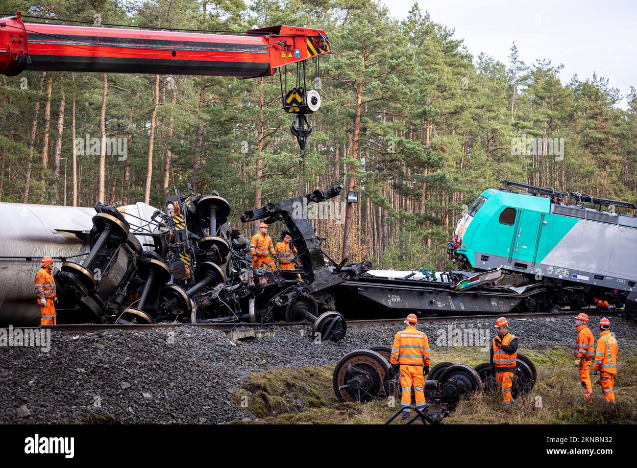 Leiferde, Germany. 27th Nov, 2022. Employees of Deutsche Bahn work at the scene of the incident. Two freight trains collided in the district of Gifhorn on Nov. 16, 2022. Credit: Moritz Frankenberg/dpa/Alamy Live News Stock Photo