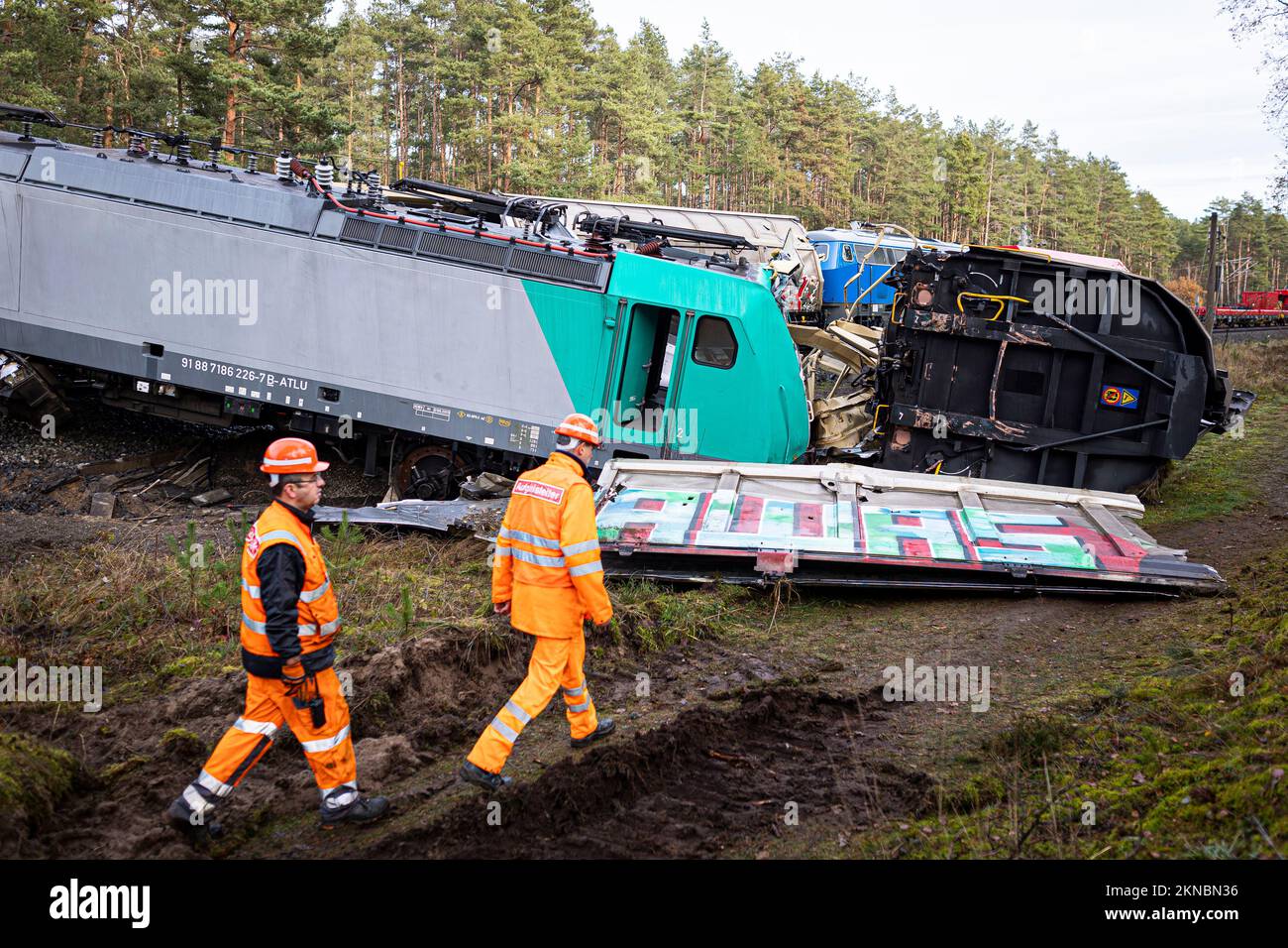 Leiferde, Germany. 27th Nov, 2022. Employees of Deutsche Bahn work at the scene of the incident. Two freight trains collided in the district of Gifhorn on November 16, 2022. Credit: Moritz Frankenberg/dpa/Alamy Live News Stock Photo