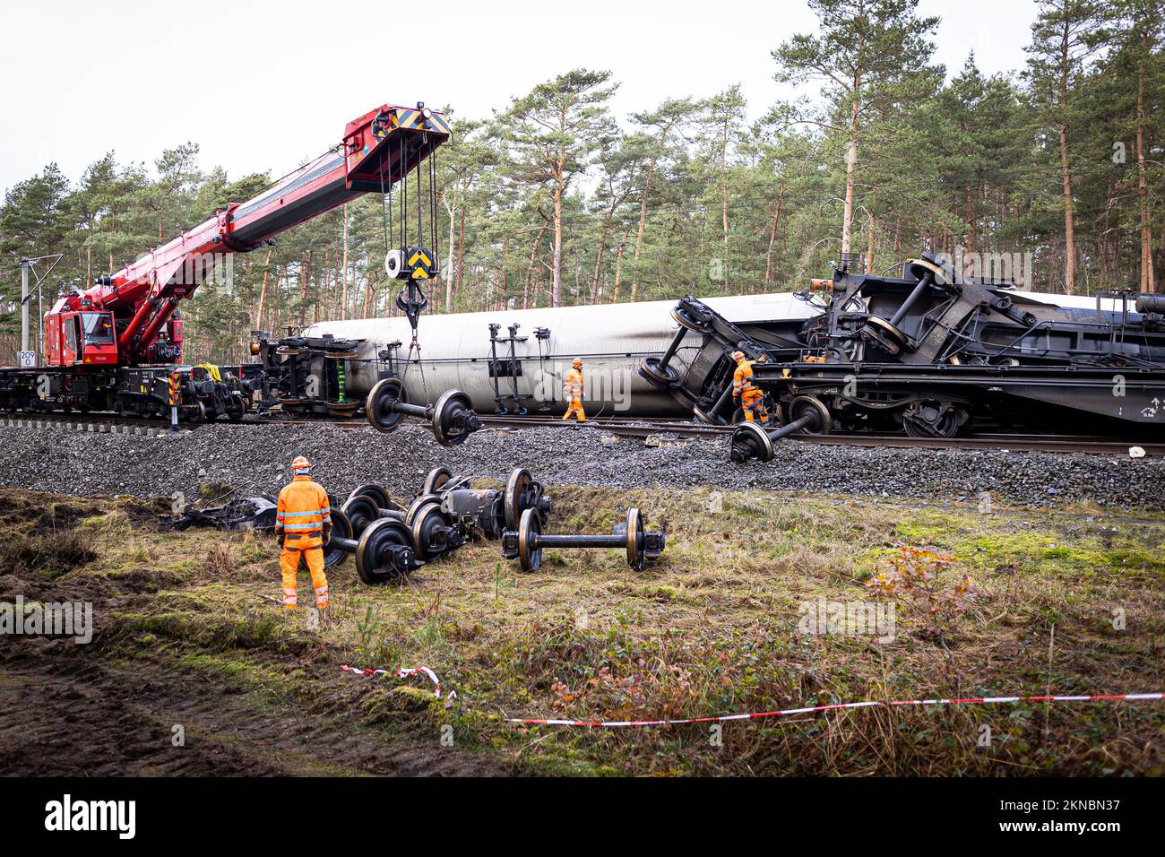 Leiferde, Germany. 27th Nov, 2022. Employees of Deutsche Bahn work at the scene of the incident. Two freight trains collided in the district of Gifhorn on November 16, 2022. Credit: Moritz Frankenberg/dpa/Alamy Live News Stock Photo