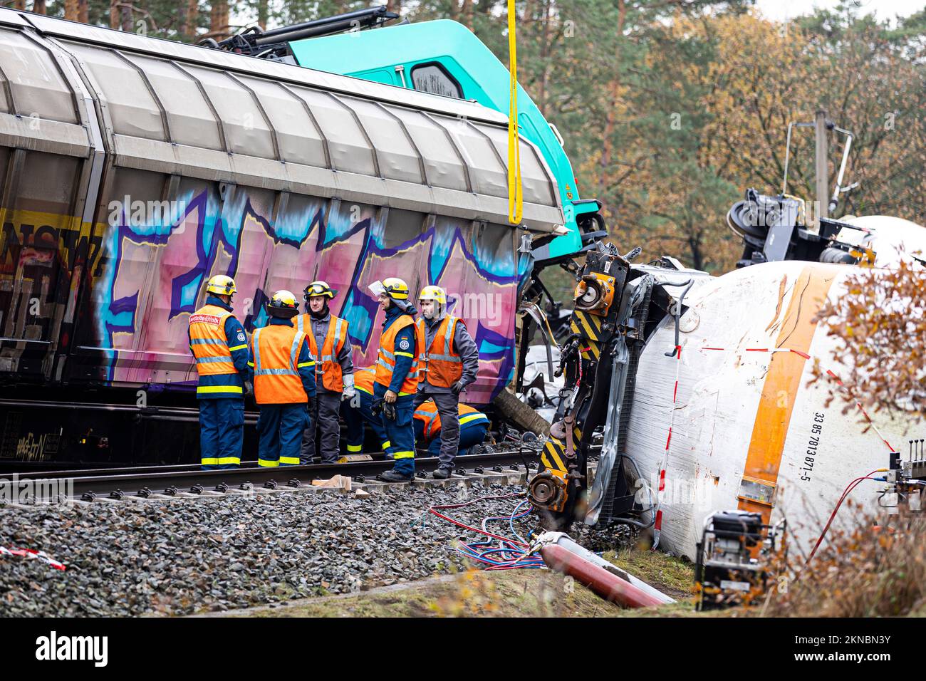 Leiferde, Germany. 27th Nov, 2022. Volunteers from the German Federal Agency for Technical Relief (THW) work at the scene. Two freight trains collided in the district of Gifhorn on November 16, 2022. Credit: Moritz Frankenberg/dpa/Alamy Live News Stock Photo