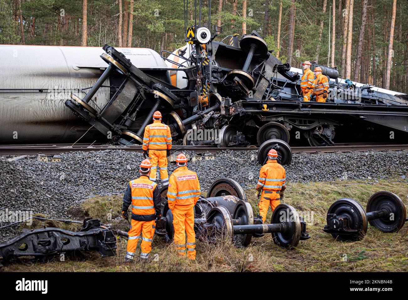 Leiferde, Germany. 27th Nov, 2022. Employees of Deutsche Bahn work at the scene of the incident. Two freight trains collided in the district of Gifhorn on November 16, 2022. Credit: Moritz Frankenberg/dpa/Alamy Live News Stock Photo