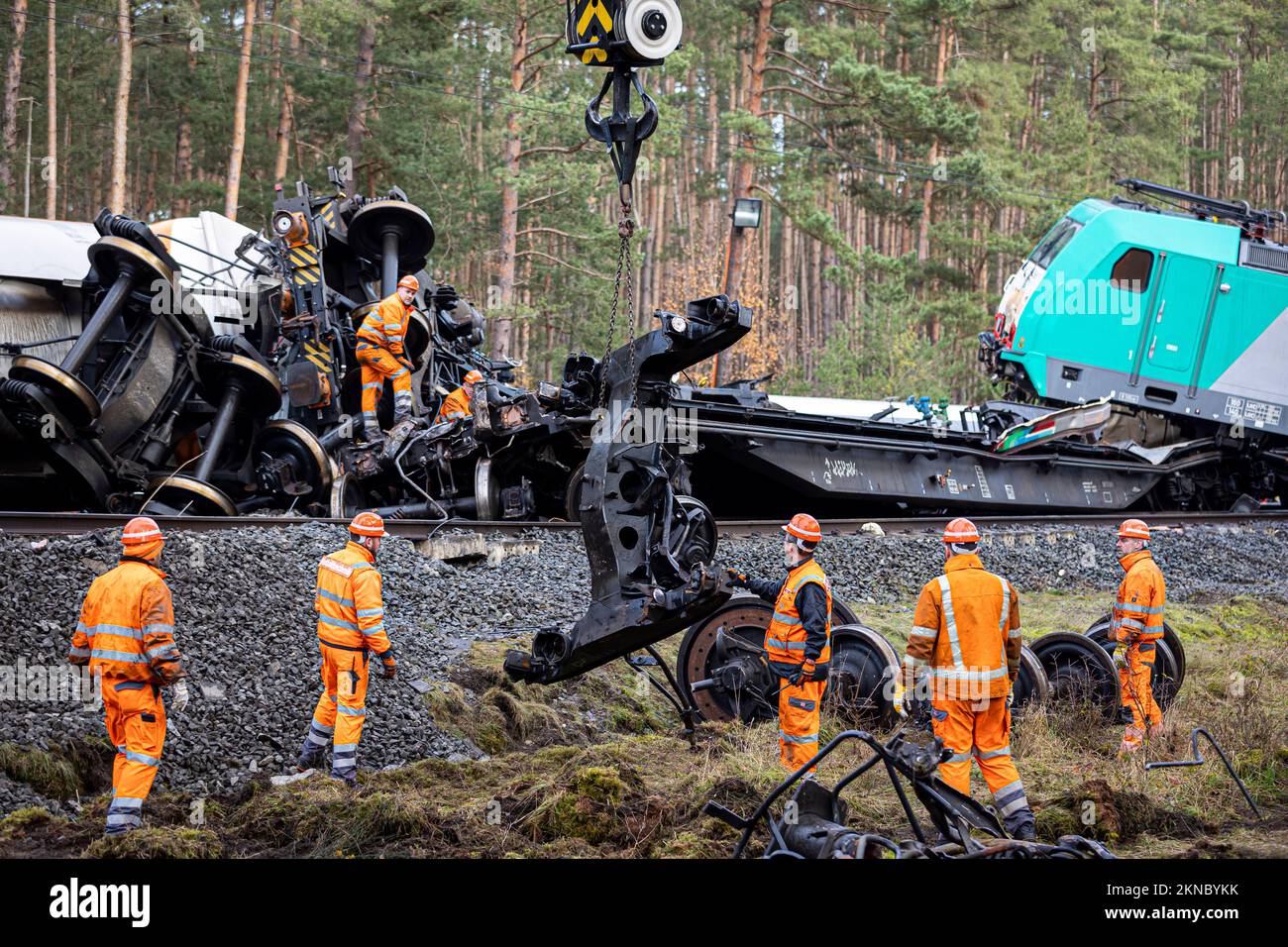 Leiferde, Germany. 27th Nov, 2022. Employees of Deutsche Bahn work at the scene of the incident. Two freight trains collided in the district of Gifhorn on November 16, 2022. Credit: Moritz Frankenberg/dpa/Alamy Live News Stock Photo