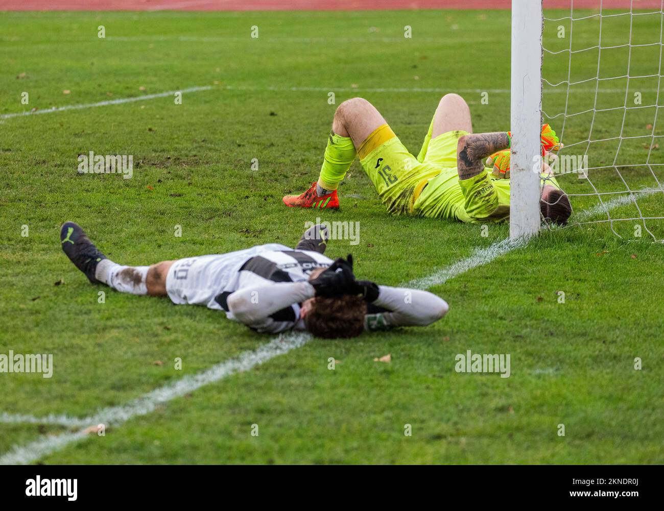 sports, football, Regional League West, 2022/2023, SG Wattenscheid 09 vs. SC Preussen Muenster 4-5, Lohrheide Stadium, Wattenscheid players are frustrated and unhappy at the lost match in last minute, Timur Mehmet Kesim (SG) ahead and keeper Kilian Neufeld (SG) Stock Photo