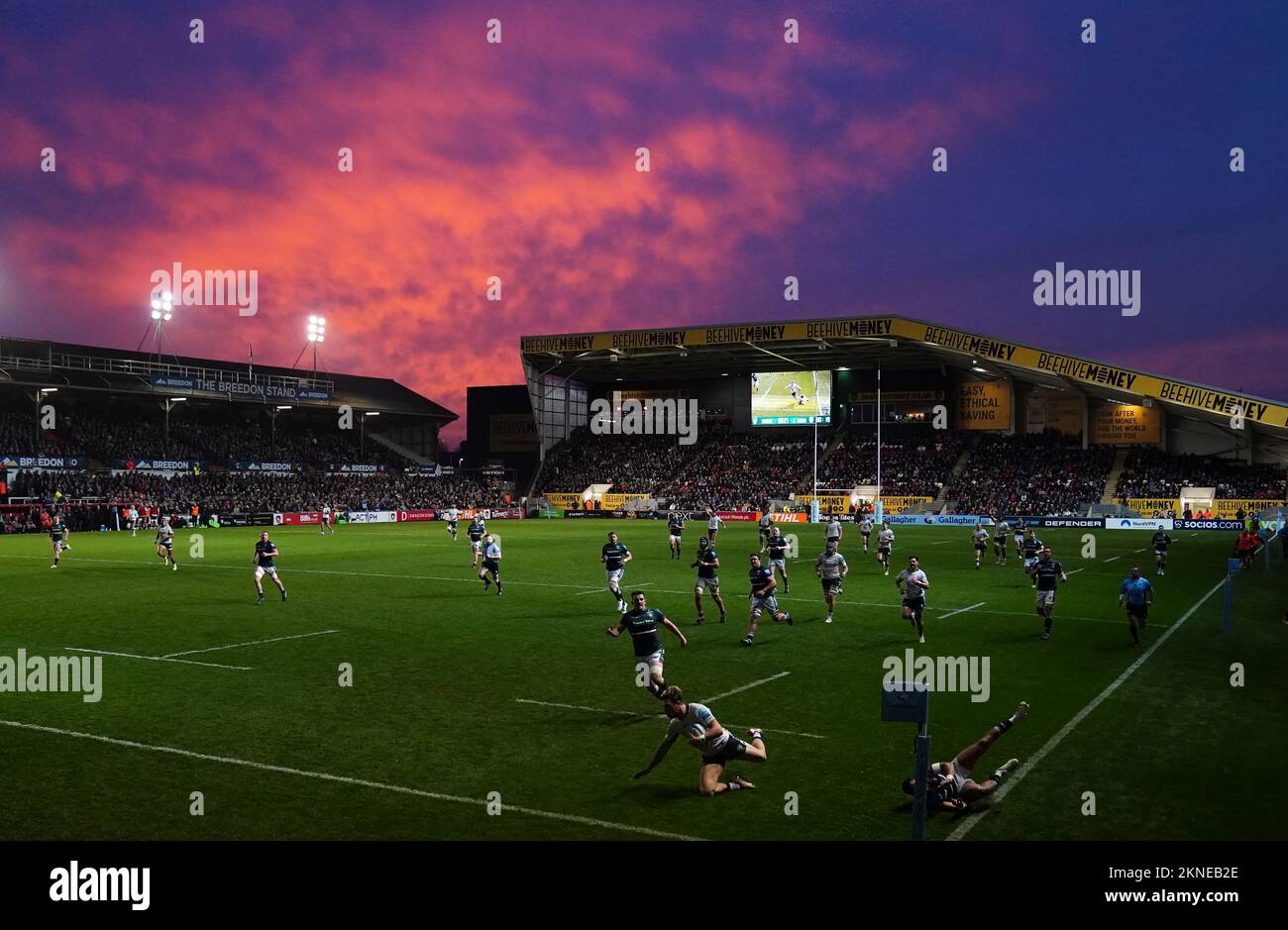 London Irish's Oliver Hassell-Collins scores their side's third try of the game during the Gallagher Premiership match at Mattioli Woods Welford Road Stadium, Leicester. Picture date: Sunday November 27, 2022. Stock Photo