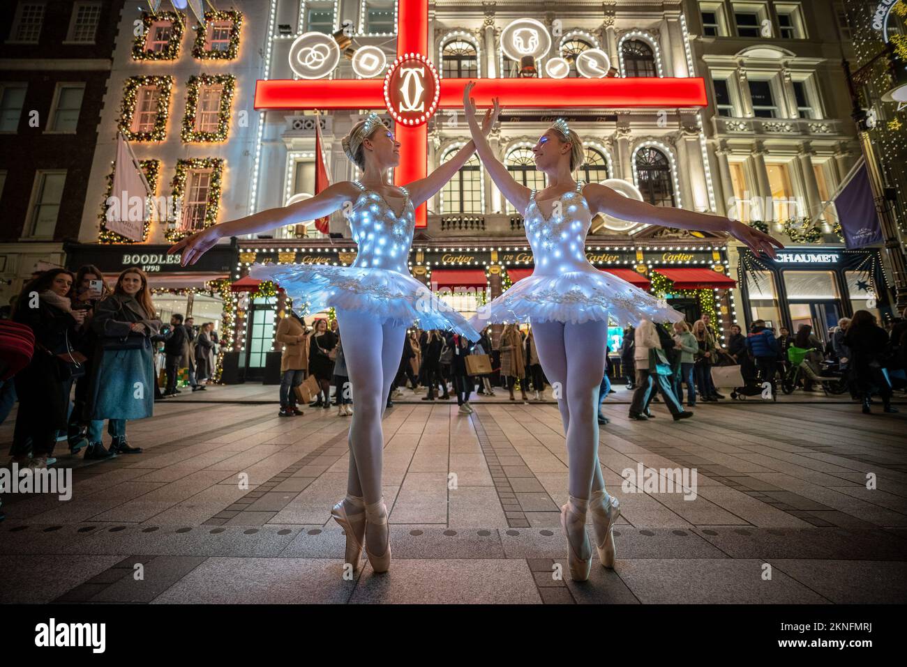 London, UK. 27th November, 2022. Christmas Ballerinas: Twins Abigail(R ...