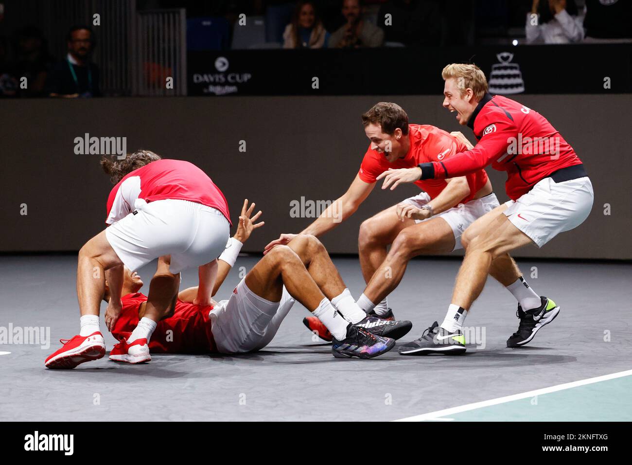 Felix Auger-Aliassime  und Team Canda jubelt nach dem Sieg, Jubel, Freude, Emotion, Davis Cup Finale 2022, Palacio de Deportes José María Martín Carpena, Malaga, Spanien. Stock Photo