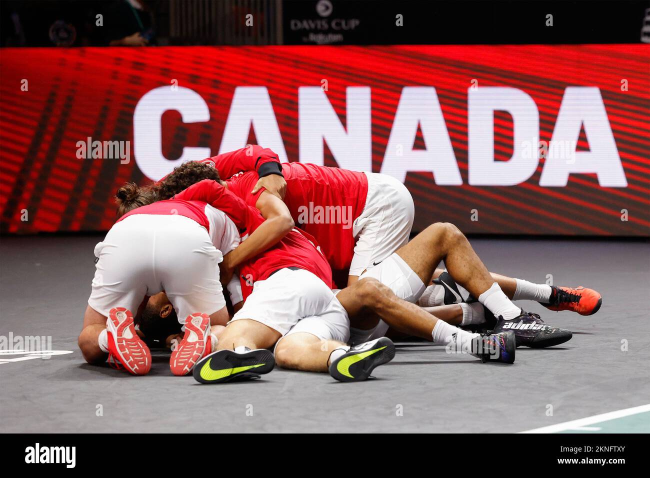 Felix Auger-Aliassime und Team Canda jubelt nach dem Sieg, Jubel, Freude, Emotion, Davis Cup Finale 2022, Palacio de Deportes José María Martín Carpena, Malaga, Spanien.  Tennis - Davis Cup 2022 - ITF Davis Cup -  Palacio de Deportes José María Martín Carpena, - Malaga -  - Spanien - 27 November 2022. Stock Photo