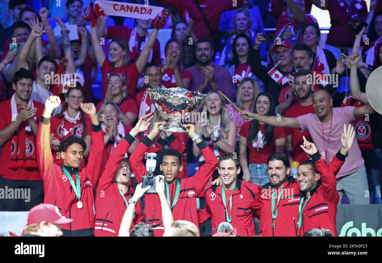 Malaga, Spain. 27th Nov, 2022. General view as players of Canada lift the trophy after winning the Davis Cup by Rakuten Finals 2022 Final match between Australia and Canada at Palacio de los Deportes Jose Maria Martin Carpena in Malaga, Spain on November 27, 2022. Photo: Sanjin Strukic/PIXSELL Credit: Pixsell photo & video agency/Alamy Live News Stock Photo