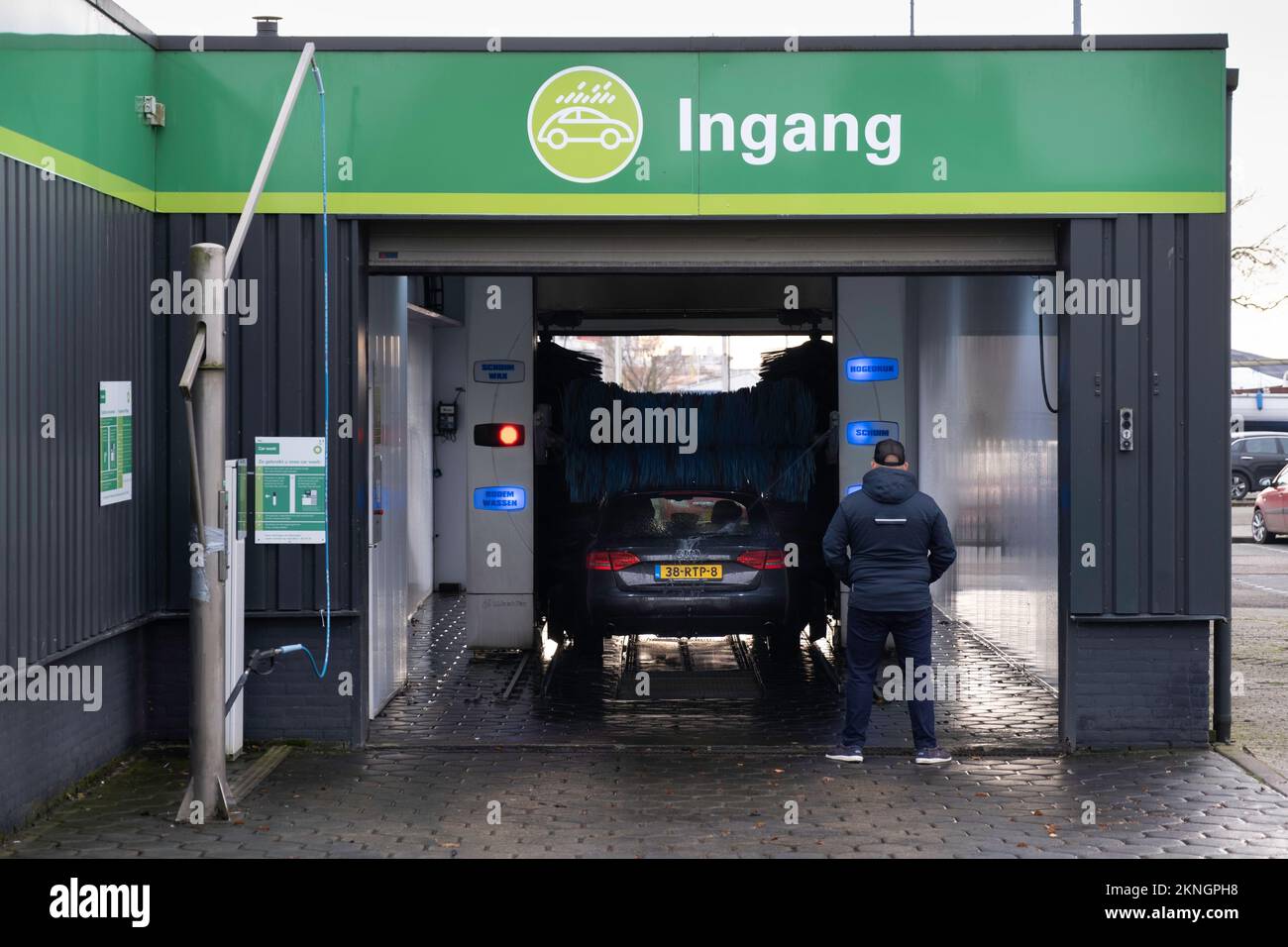 Entrance ('Ingang') of a covered automatic car wash. A car is being