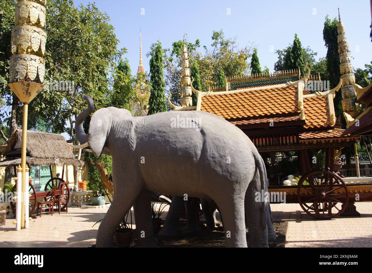 https://c8.alamy.com/comp/2KNJ9AM/elephant-statues-royal-palace-phnom-penh-cambodia-2KNJ9AM.jpg