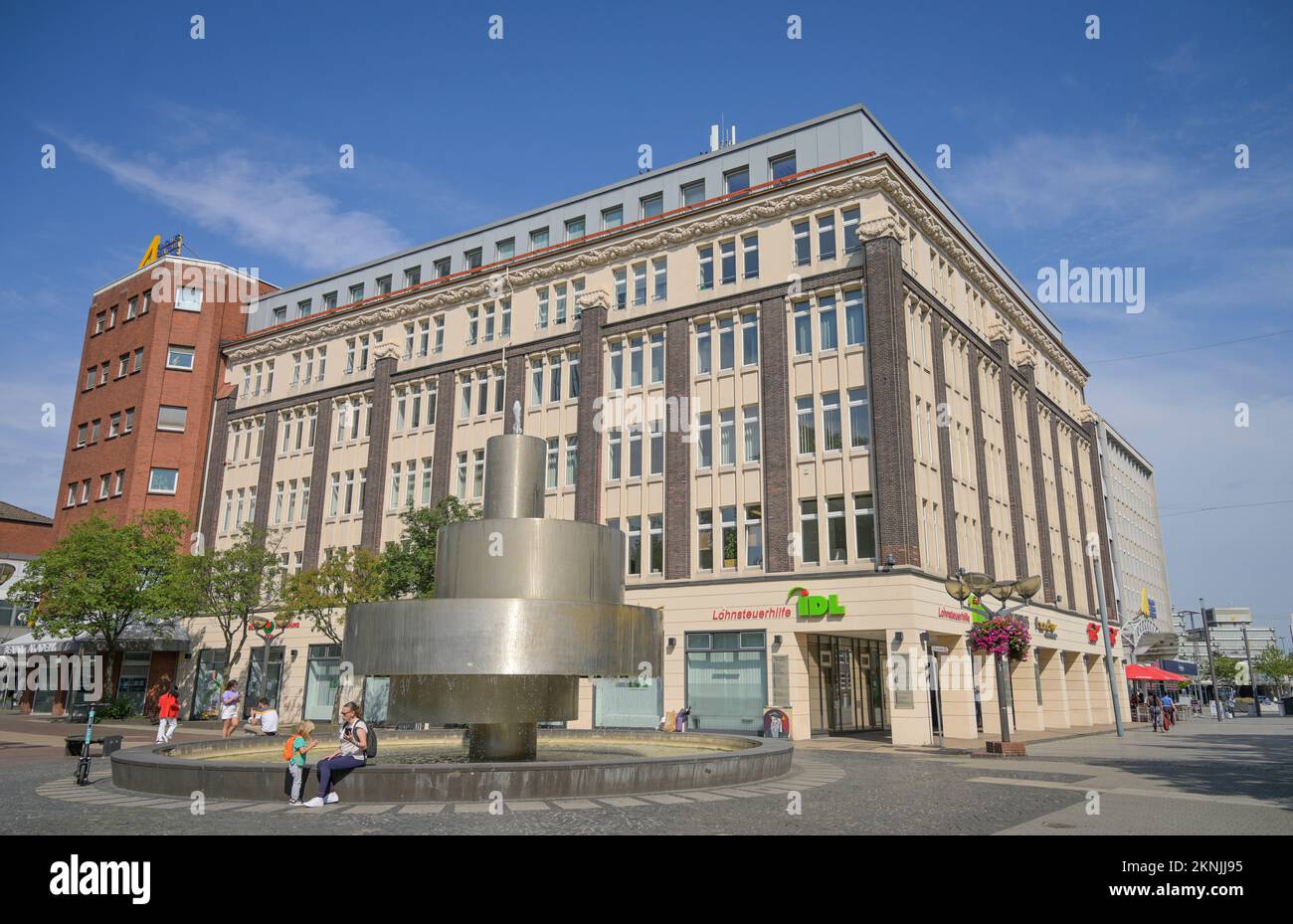 Brunnen Ohne Titel (1983) von André Volten, Geschäftshaus, Averdunkplatz, Königstraße, Duisburg, Nordrhein-Westfalen, Deutschland Stock Photo