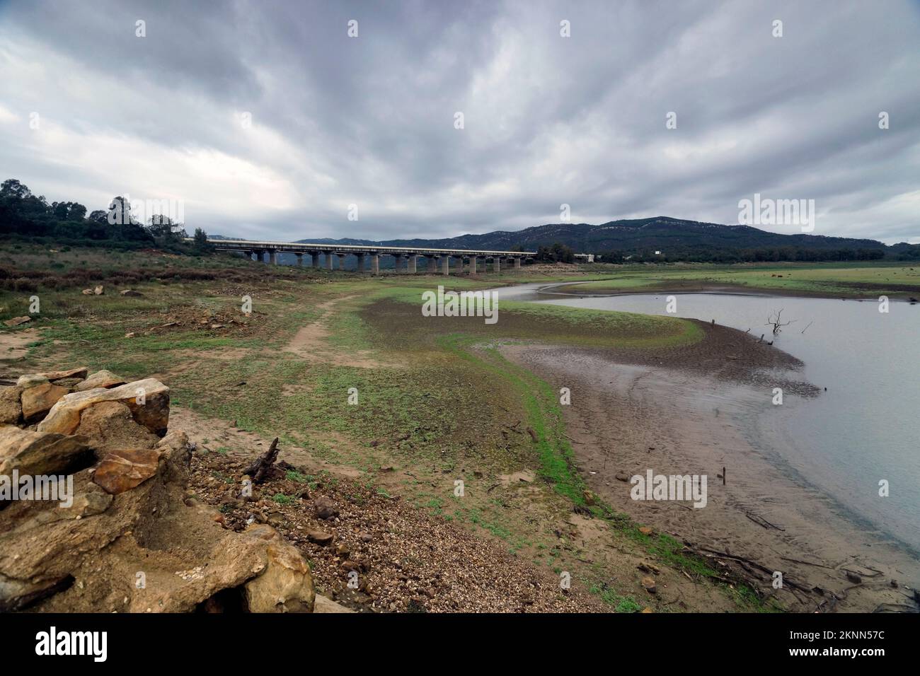 cambio climatico,sequía,calentamiento global,embalse de charco redondo,puente,falta de agua,pantano Stock Photo