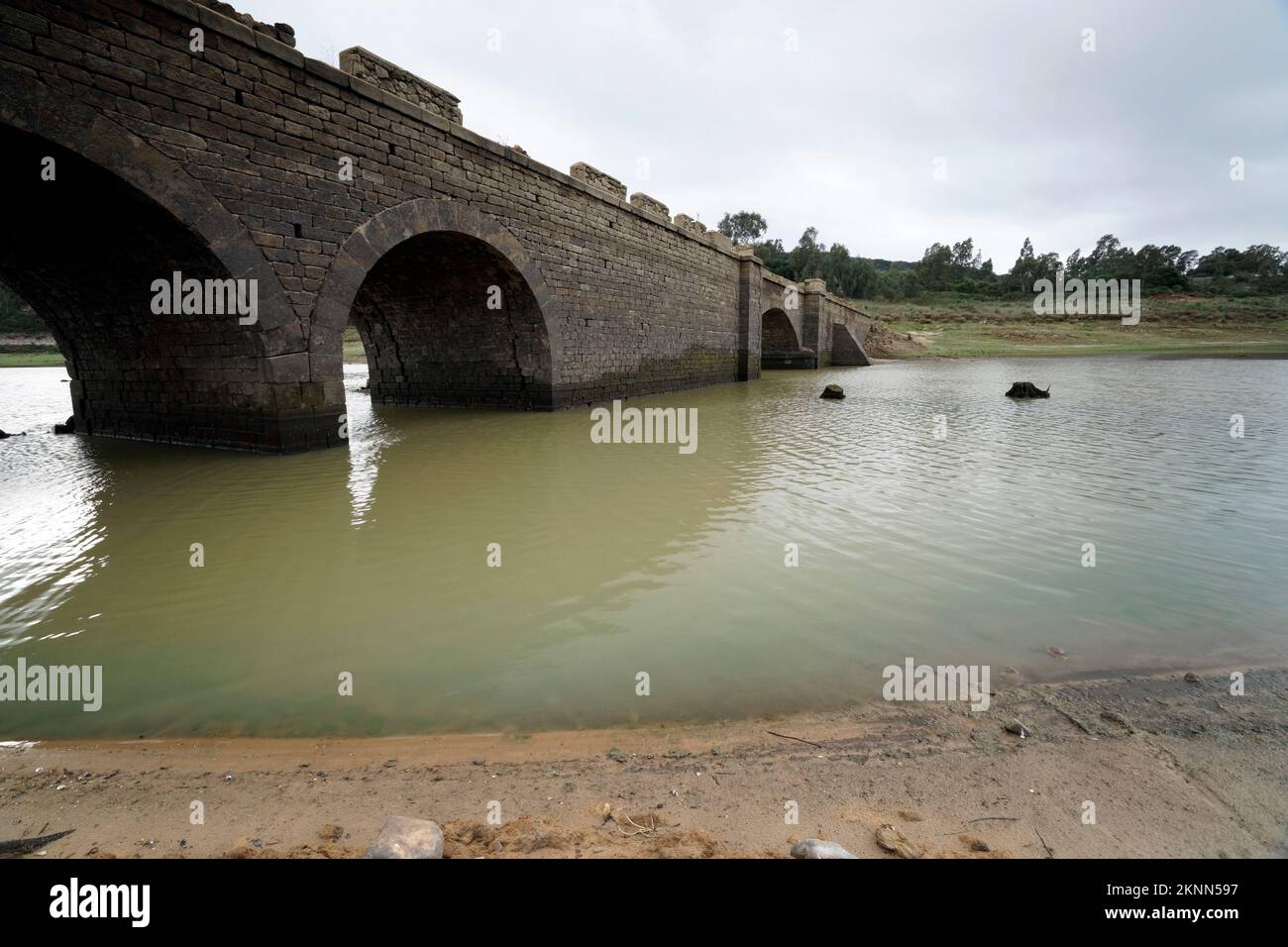 cambio climatico,sequía,calentamiento global,embalse de charco redondo,puente,falta de agua,pantano Stock Photo