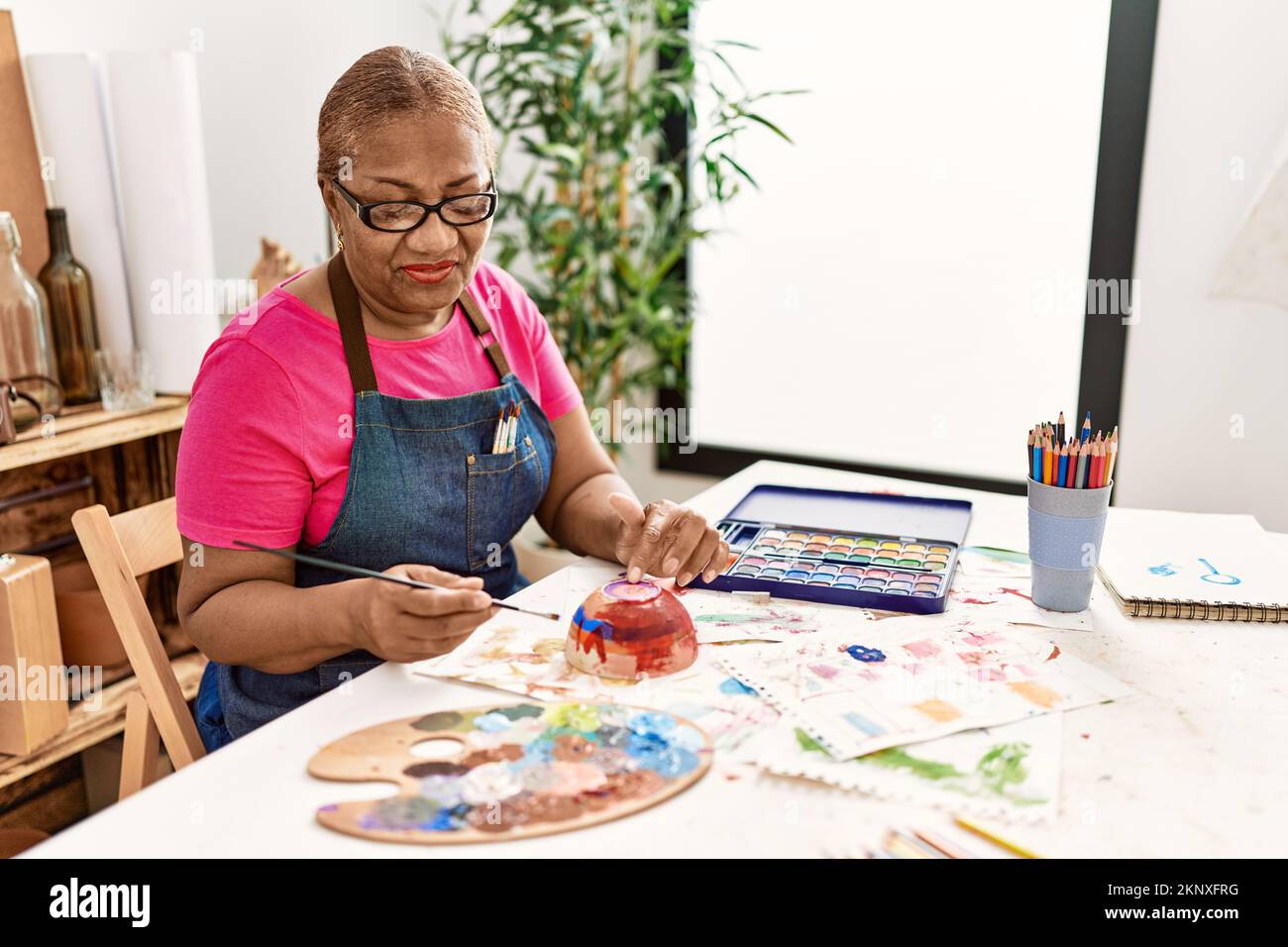 Senior learning painting african hi-res stock photography and images ...