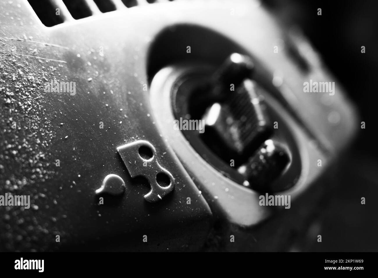 A black and white photograph of the symbol for lubricating the saw