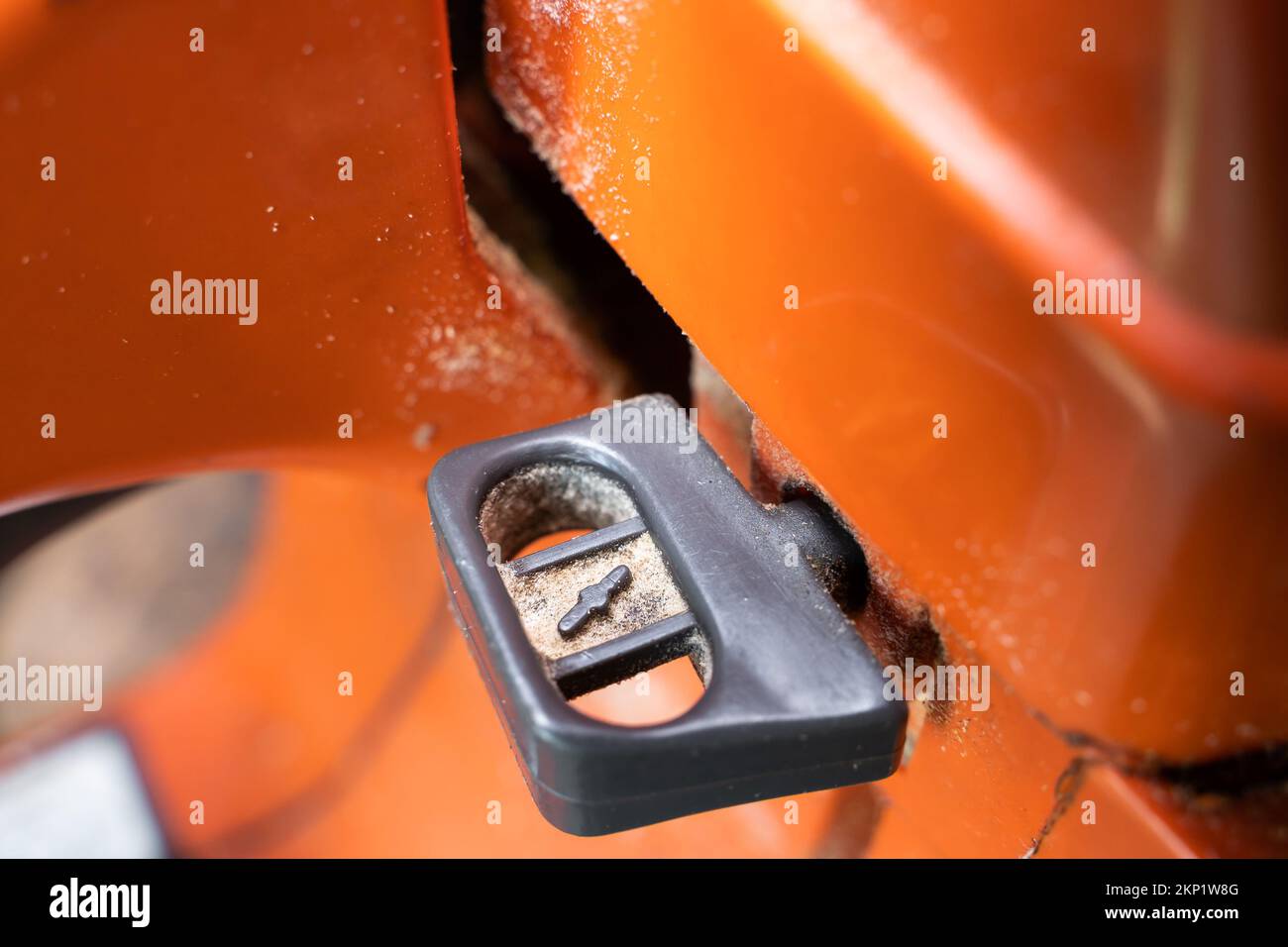 The lever of the air suction cable for cold starting the engine on the