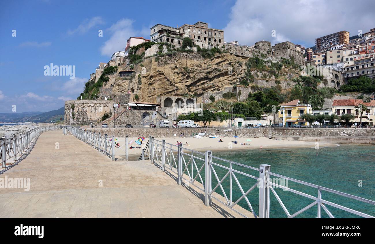 Pizzo Calabro - Panorama dal molo della Marina Stock Photo