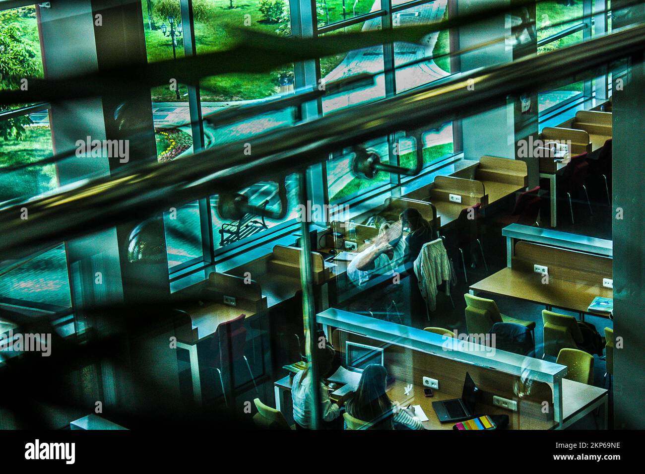 Student library teen african hi-res stock photography and images - Alamy