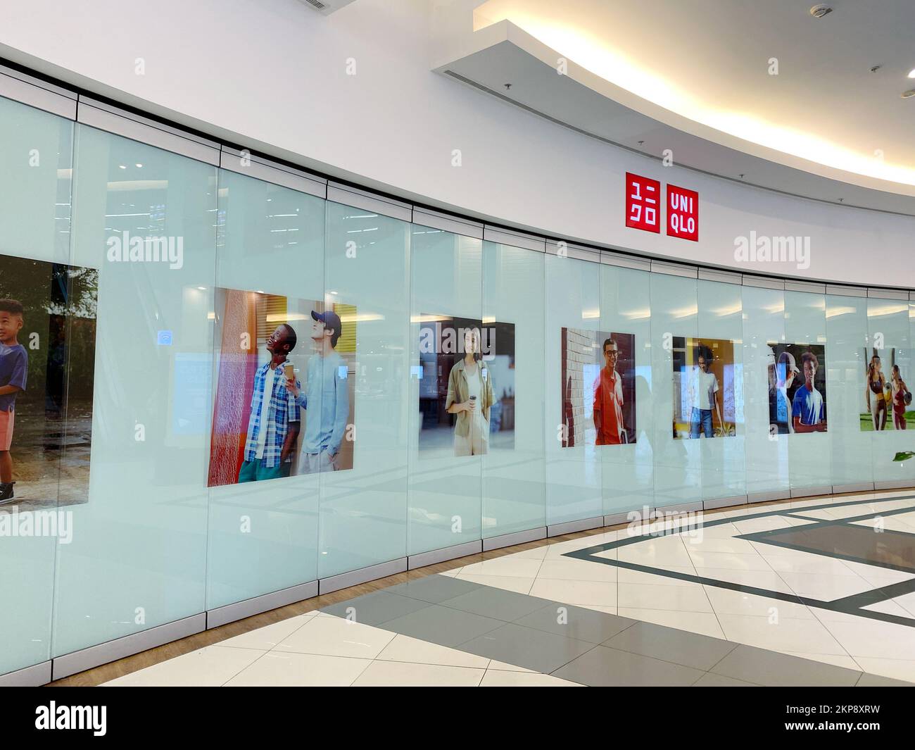 Uniqlo store exterior hi-res stock photography and images - Alamy