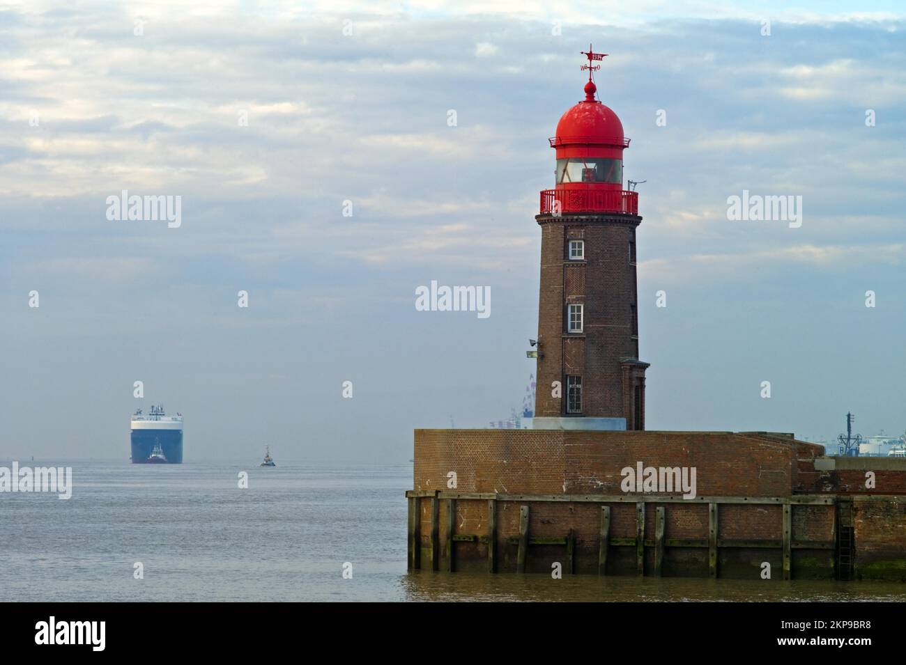 bremerhaven-lighthouse-at-the-mouth-of-the-river-geese-in-the