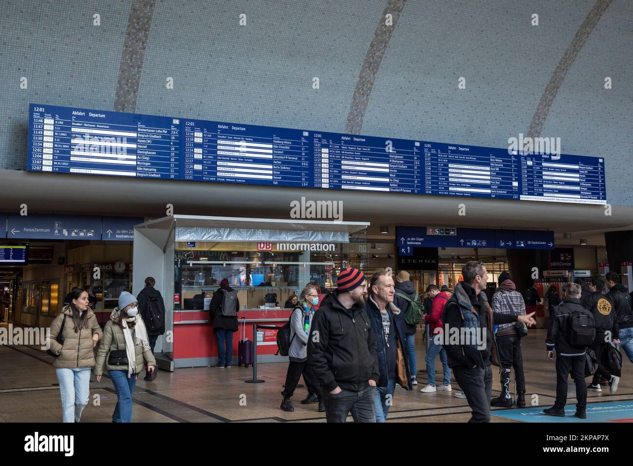 new 17 meter long LED display board in the entrance hall at the main station in Cologne, Germany. neue 17 Meter lange LED Anzeigentafel in der Eingang Stock Photo