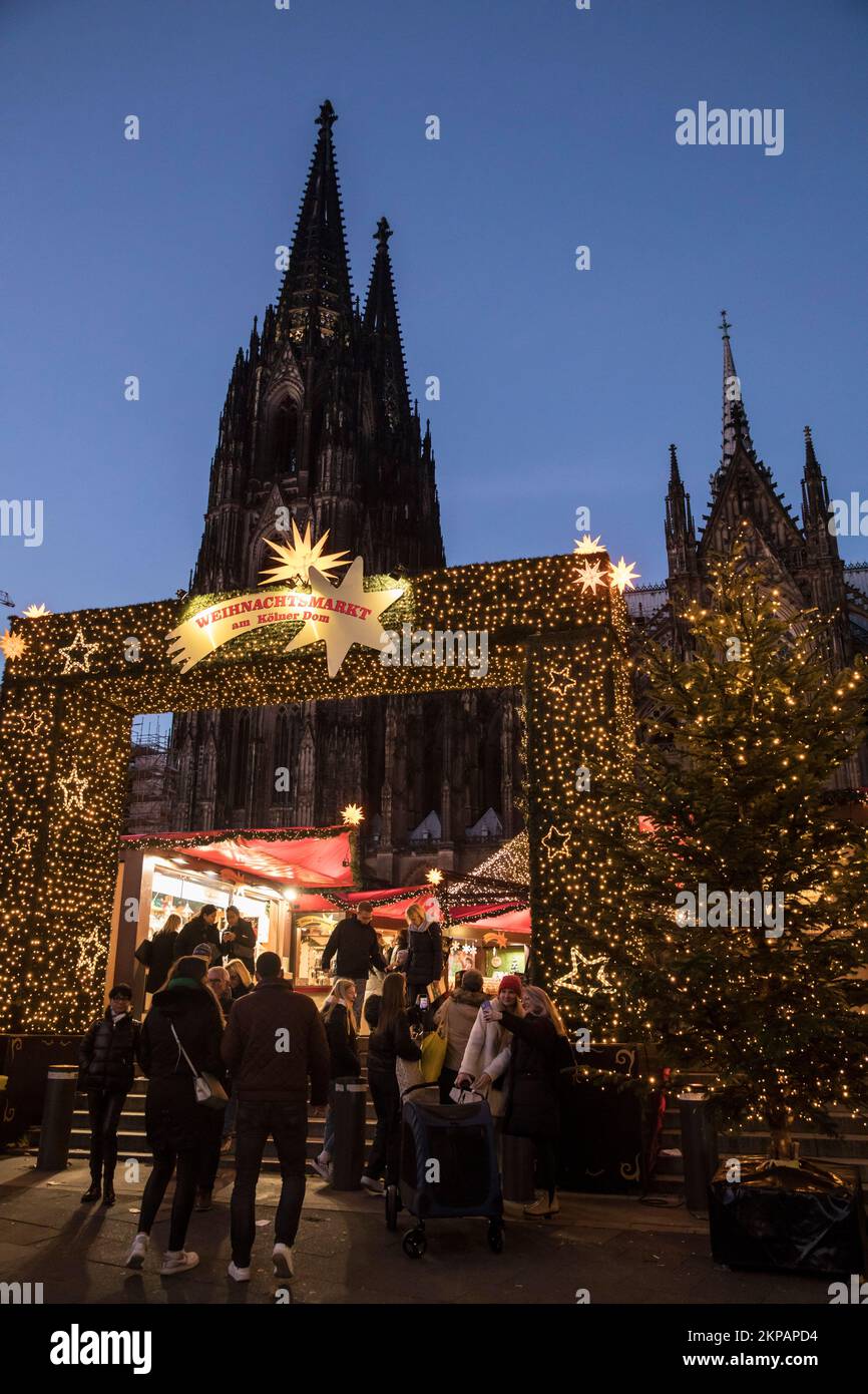 the Christmas market at Roncalliplatz in front of the cathedral, Cologne, Germany. der