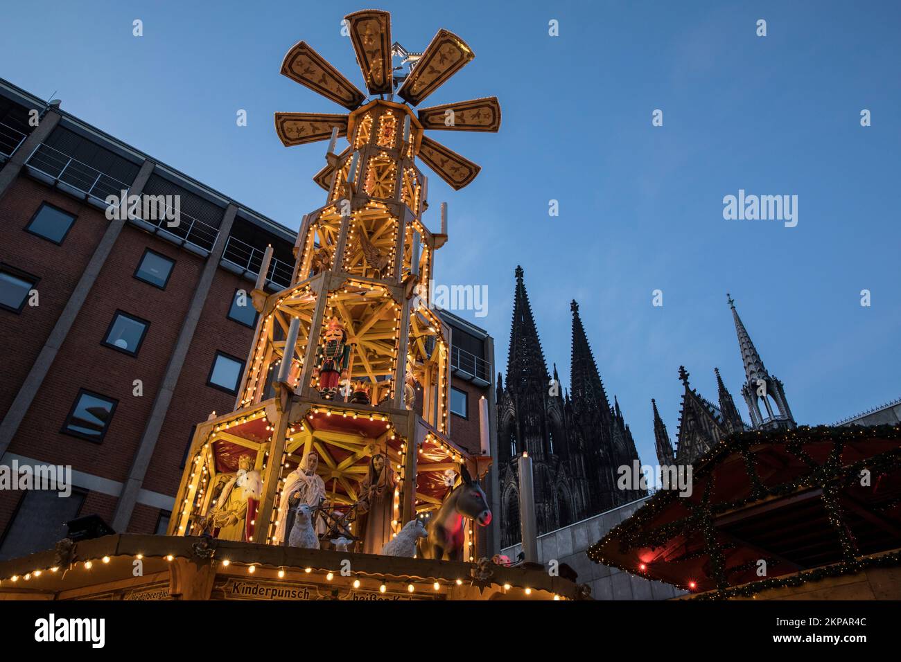 big christmas pyramid on the christmas market at the cathedral, Cologne, Germany. grosse Weihnachtspyramide auf dem Weihnachtsmarkt am Dom, Koeln, Deu Stock Photo