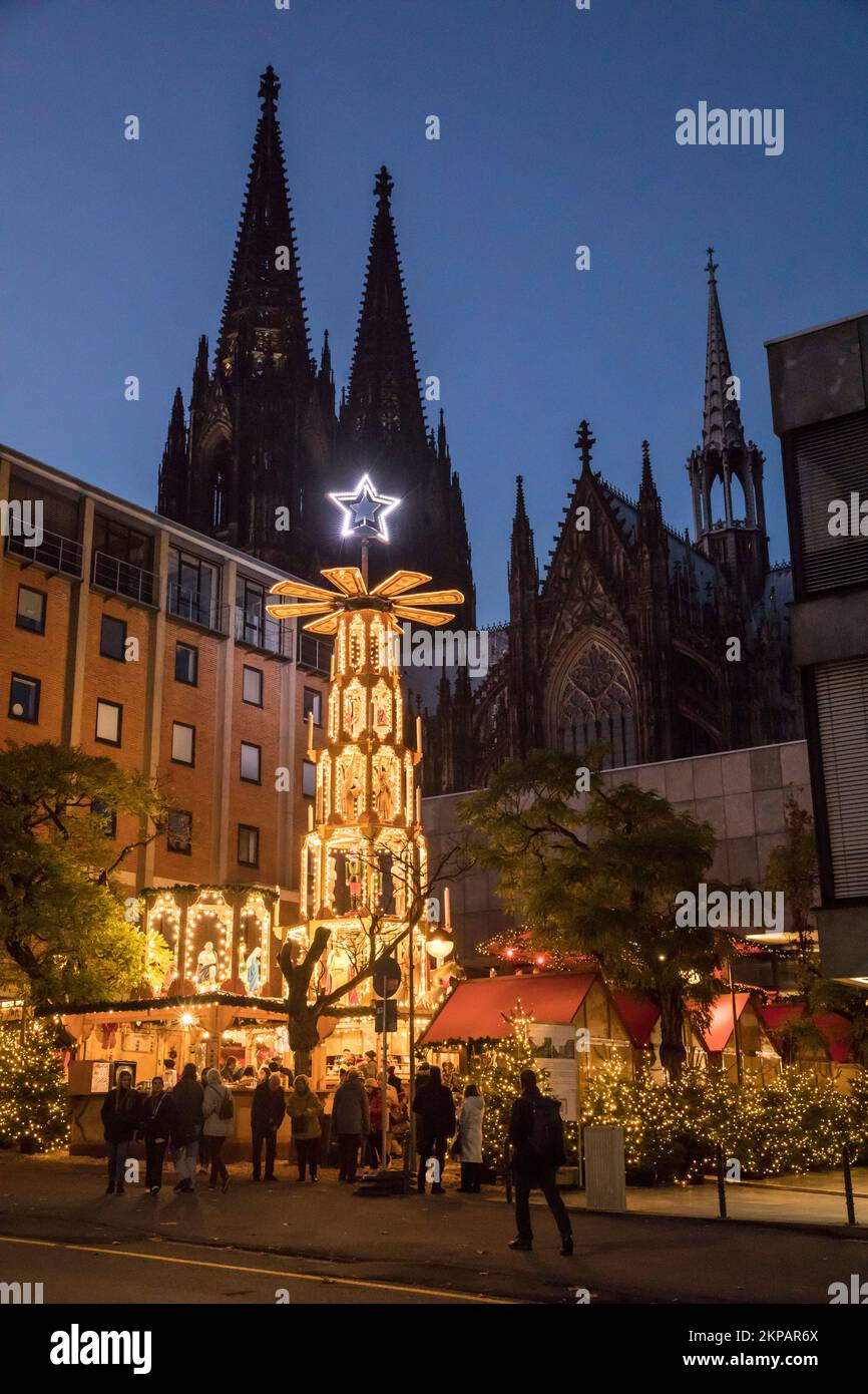 big christmas pyramid on the christmas market at the cathedral, Cologne, Germany. grosse Weihnachtspyramide auf dem Weihnachtsmarkt am Dom, Koeln, Deu Stock Photo