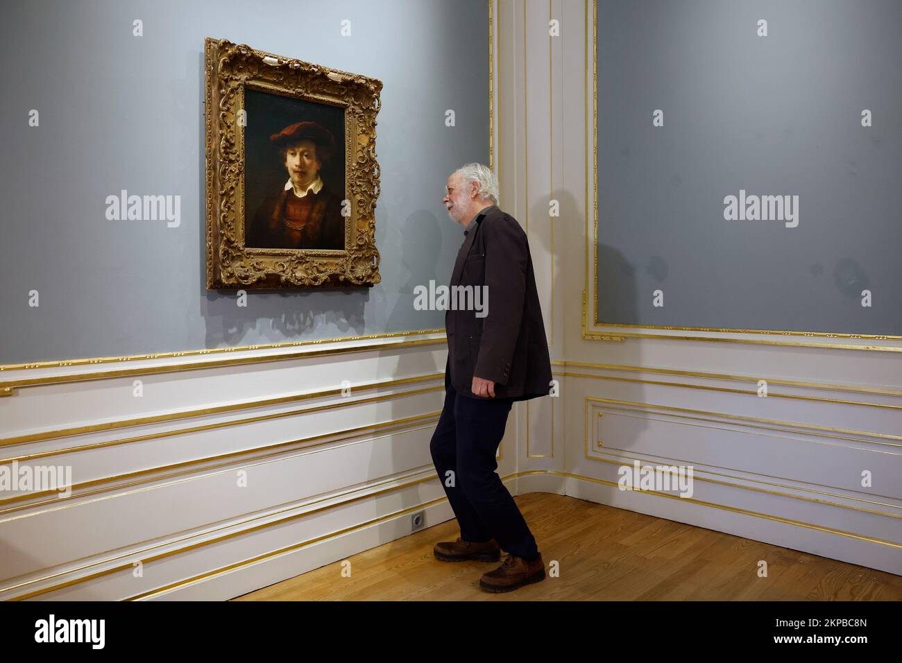 The Hague, Netherlands. 28th Nov, 2022. THE HAGUE - Gary Schwartz explains a self-portrait by Rembrandt in The Hague's Escher in Het Paleis, where it also had a place between 1850 and 1894 when Prince Hendrik lived there. ANP BAS CZERWINSKI netherlands out - belgium out Credit: ANP/Alamy Live News Stock Photo