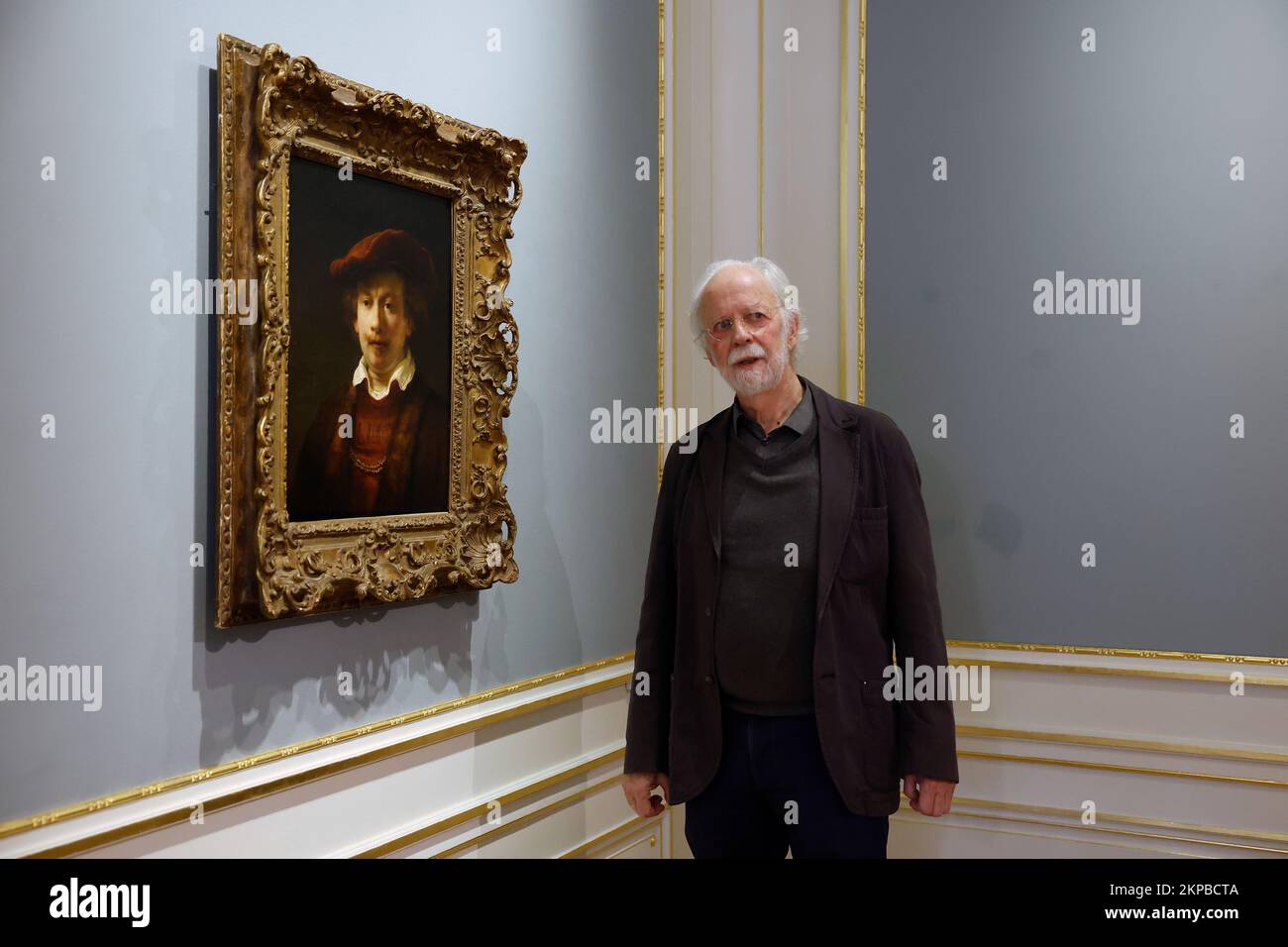 The Hague, Netherlands. 28th Nov, 2022. THE HAGUE - Gary Schwartz explains a self-portrait by Rembrandt in The Hague's Escher in Het Paleis, where it also had a place between 1850 and 1894 when Prince Hendrik lived there. ANP BAS CZERWINSKI netherlands out - belgium out Credit: ANP/Alamy Live News Stock Photo