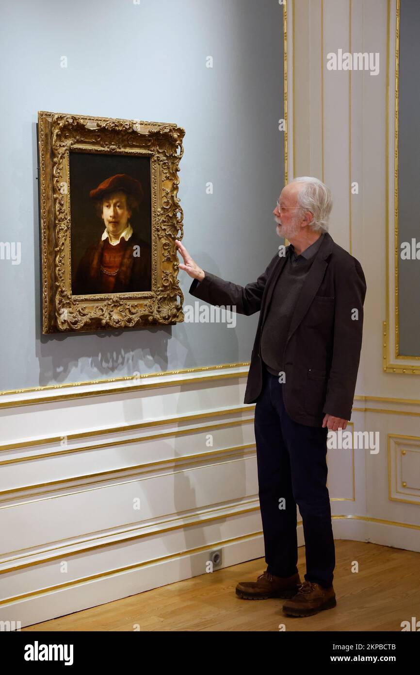 The Hague, Netherlands. 28th Nov, 2022. THE HAGUE - Gary Schwartz explains a self-portrait by Rembrandt in The Hague's Escher in Het Paleis, where it also had a place between 1850 and 1894 when Prince Hendrik lived there. ANP BAS CZERWINSKI netherlands out - belgium out Credit: ANP/Alamy Live News Stock Photo