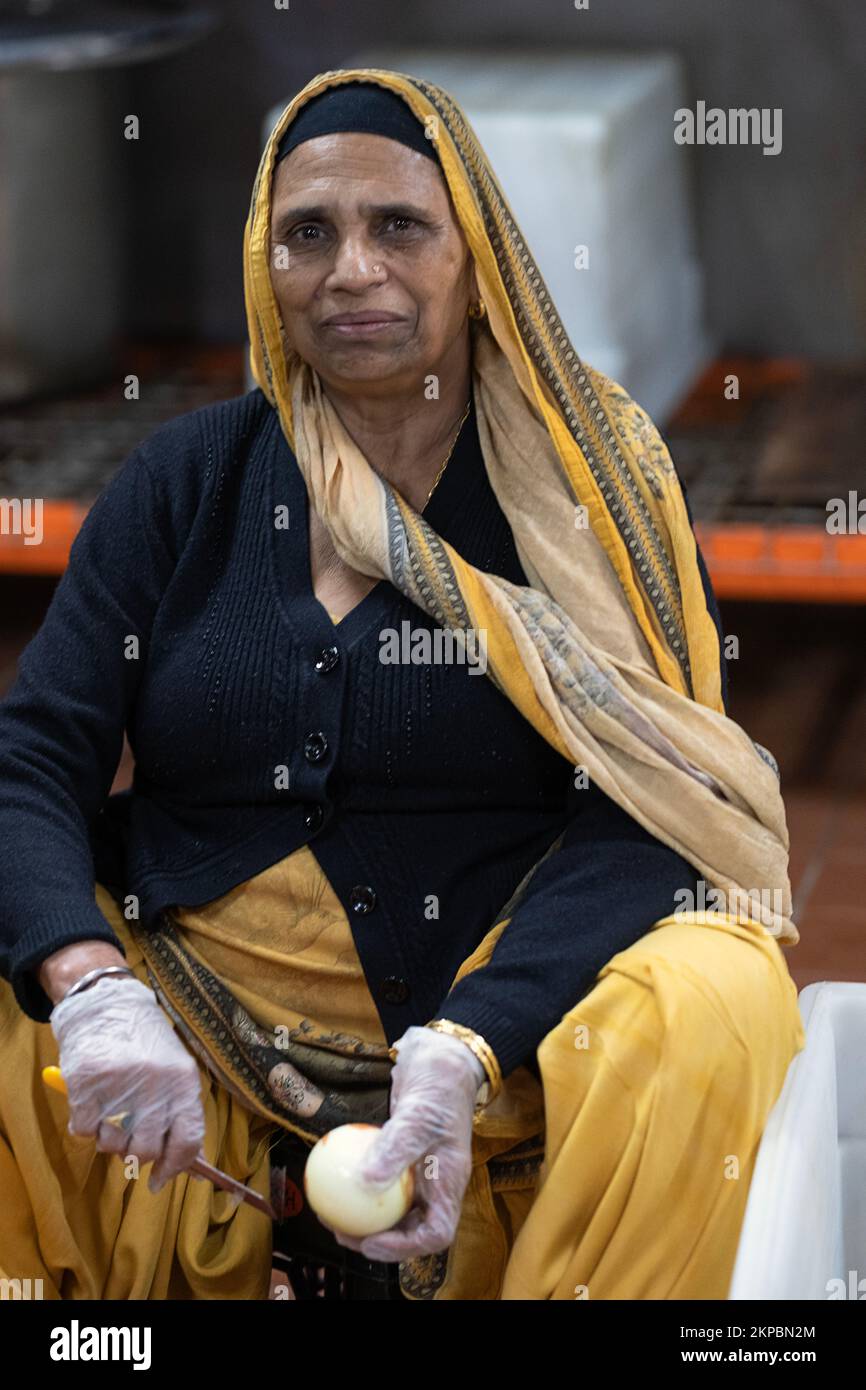 Portrait of a Sikh woman who volunteers in her temple's langar, a communal kitchen offering free vegetarian food to all visitors In Queens, NYC. Stock Photo