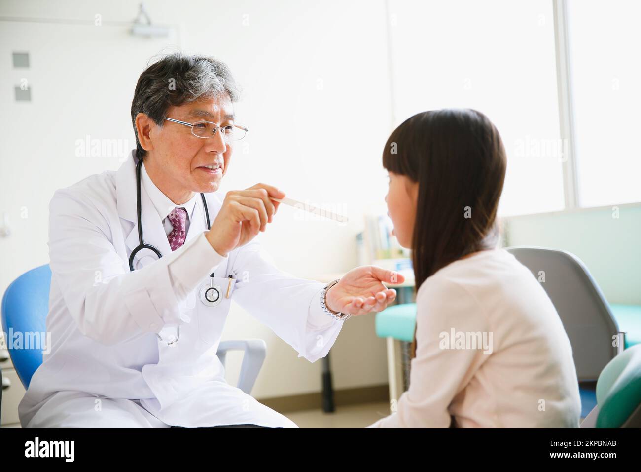 Japanese doctor examining patient hi-res stock photography and images ...