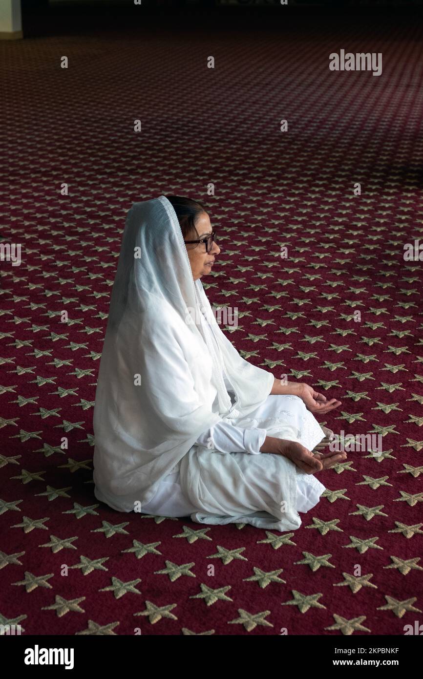 A Sikh woman prays and meditates in a temple in Richmond Hill, Queens, New York City. Stock Photo