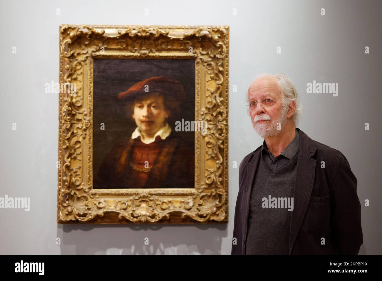 The Hague, Netherlands. 28th Nov, 2022. THE HAGUE - Gary Schwartz explains a self-portrait by Rembrandt in the Escher in The Palace in The Hague, where it also had a place between 1850 and 1894 when Prince Hendrik lived there. ANP BAS CZERWINSKI netherlands out - belgium out Credit: ANP/Alamy Live News Stock Photo