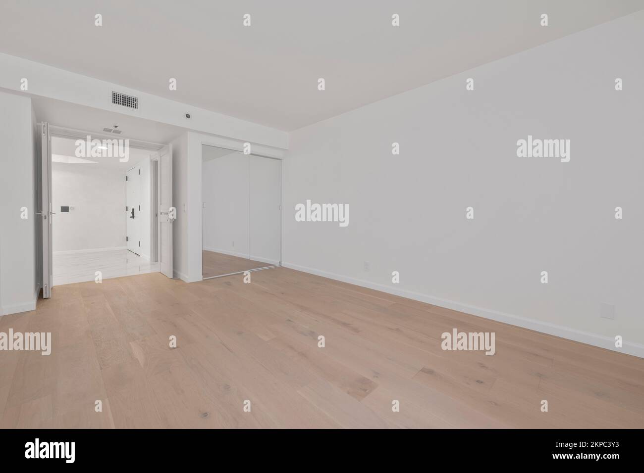 Small Bedroom With Mirror Wardrobe Stock Photo - Download Image Now - Mirror  - Object, Ceiling, Flooring - iStock