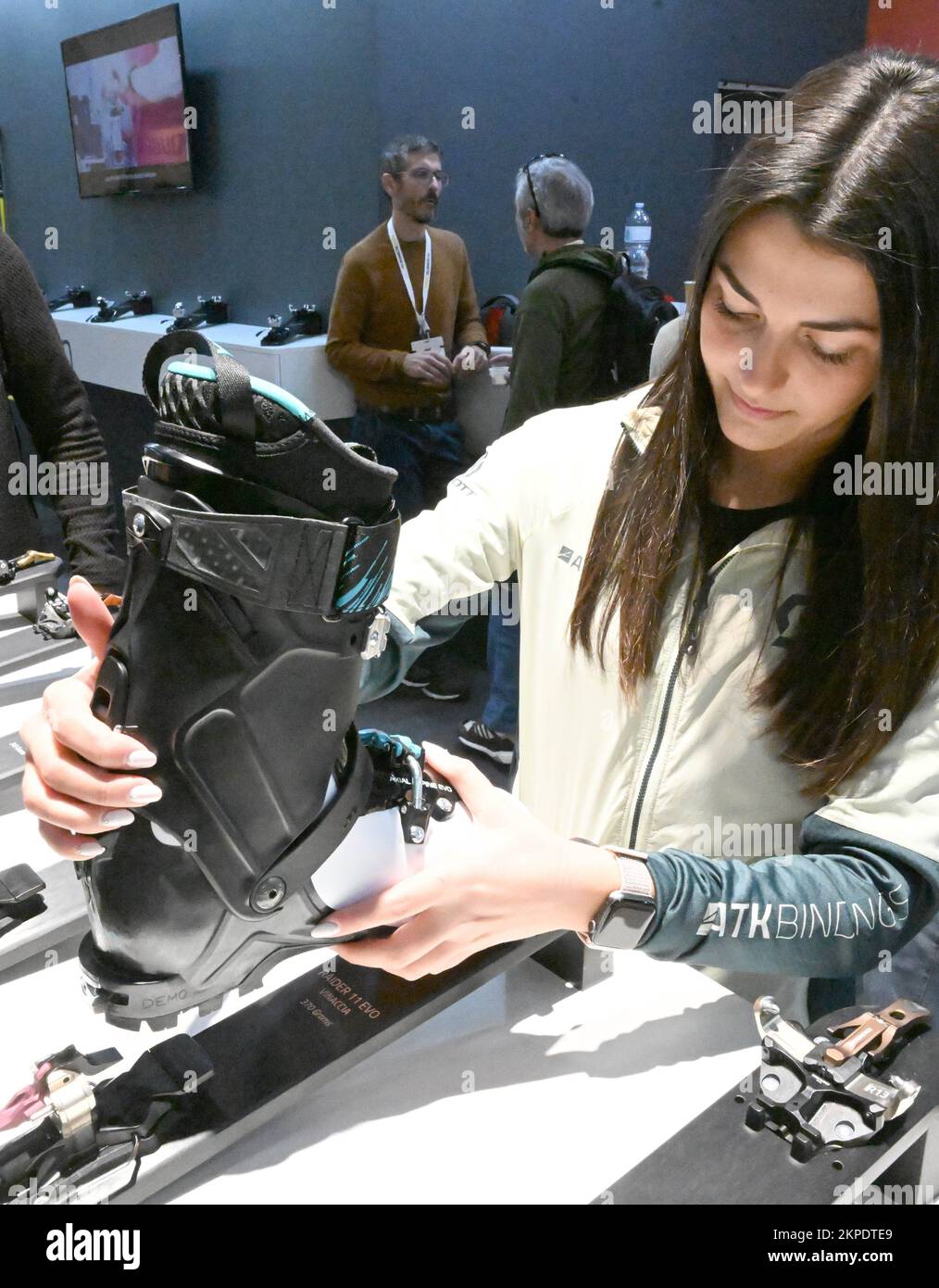 Munich, Germany. 28th Nov, 2022. Saleswoman Frederica attaches a ski