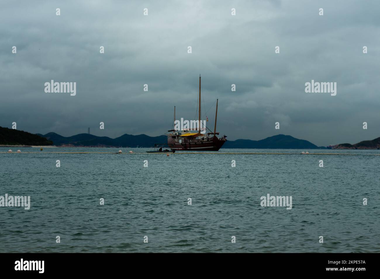 Traditional chinese boat hi-res stock photography and images - Alamy
