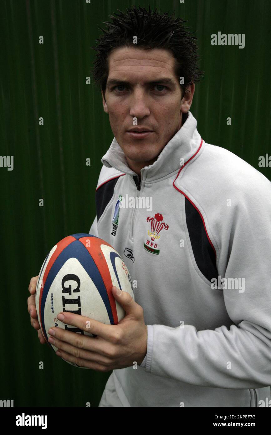 JAMES HOOK, RUGBY PLAYER, 2007: James Hook of Wales and Ospreys, photographed in Neath, Wales, UK on November 2 2007. Photograph: ROB WATKINS.   INFO:  James Hook, a Welsh rugby player, is renowned for his versatility on the field, having played various positions including fly-half, centre, and fullback. Known for his kicking prowess and creative playmaking, Hook has represented both club and country with distinction. Stock Photo