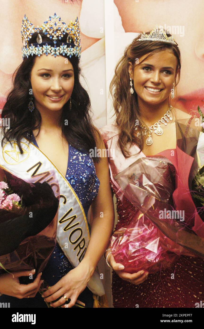 Miss Wales 2006 contest at the Coal Exchange in Cardiff, June 9 2006. Photograph: ROB WATKINS  Pictured: Winner of Miss Wales Sarah Fleming, 16, from Brecon (right) and the reigning Miss World 2005 Unnur Birna Vilhjalmsdottir from Iceland (left) Stock Photo